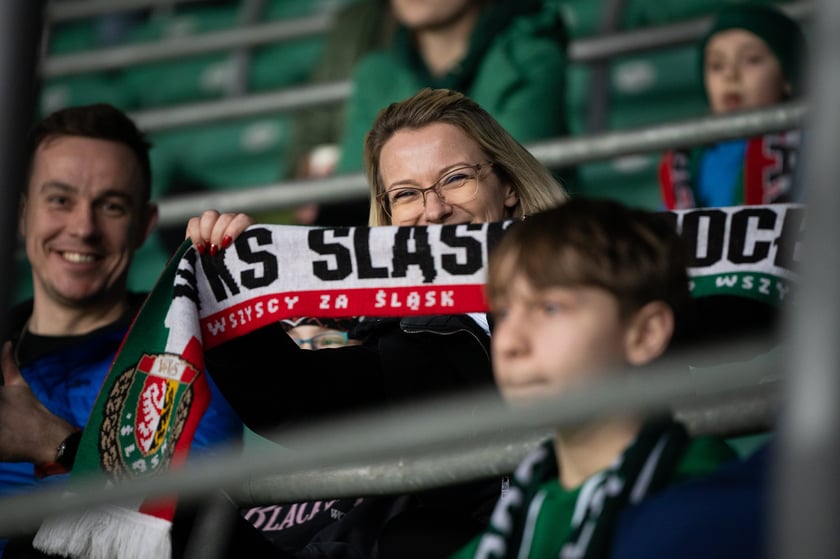 Kibice na meczu Śląska z Widzewem (2 marca 2024) na Tarczyński Arenie